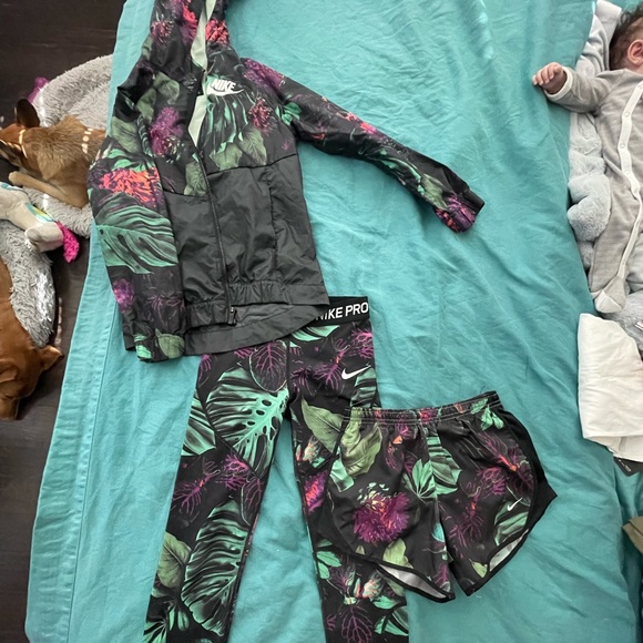 Nike Girls Sportswear Windrunner Hooded Jacket, Tempo Shorts, Pro